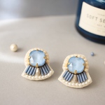 ビーズ刺繍𓍯キラキラ水色ビジュー×perlビーズピアス