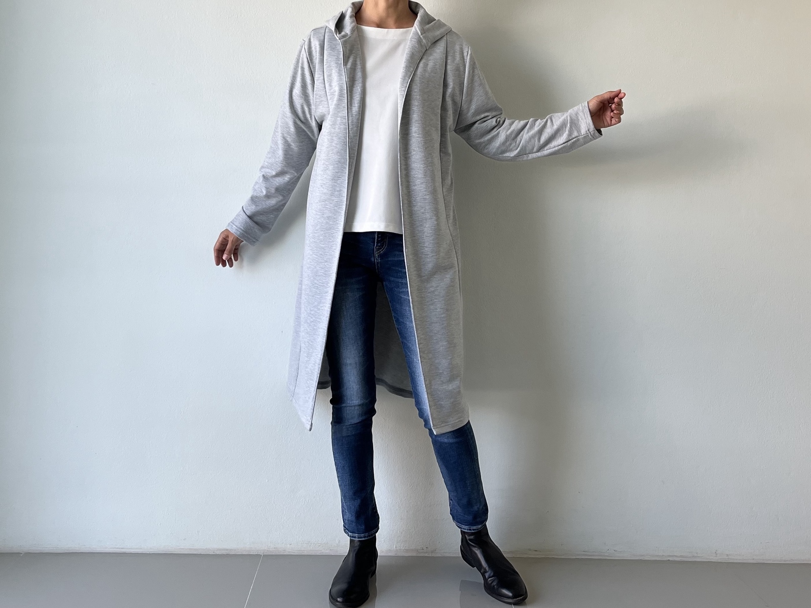 大人顔の上品″ロングパーカー。縦長効果も期待。柔らかいスエット素材