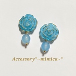 華やかな薔薇＆天然石 ブルーカルセドニーのハンドメイドピアス 揺れる天然石ピアス パワーストーン レジンの薔薇ピアス ステンレス 大ぶり ピアス 花