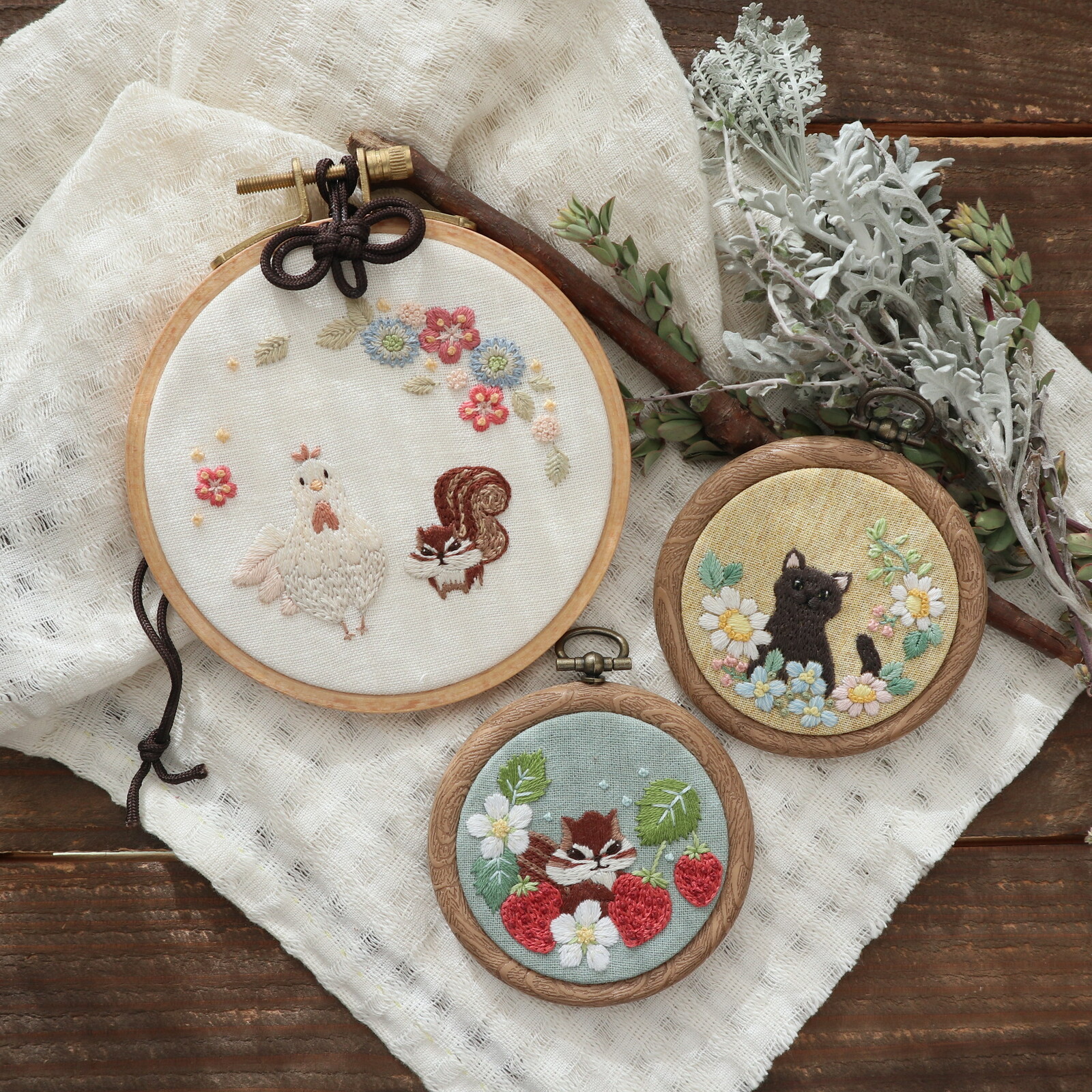 黒猫さんと春の花々 手刺繍枠飾り 2018 - Chicchiの刺繍雑貨店 | minne