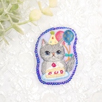 猫の刺繍ブローチ 〜happy birthday〜