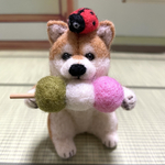 食いしん坊🍡三色団子にかぶりつく柴犬ちゃん(羊毛フェルト)