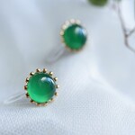 ＊美しいグリーンオニキスのシンプルなノンホールピアス＊チタンポストピアス・ネジバネ式イヤリングに変更可能＊