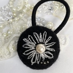 刺繍ヘアゴム くるみボタン 羊毛フェルト ブラック