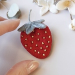赤いちごの刺繍ブローチ