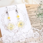 揺れる透きとおるお花のイヤリング/ピアス❁ イエロー×ホワイト