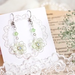 揺れる透きとおるお花のイヤリング/ピアス❁ グリーン×ホワイト