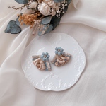 【ピアスのみ・MIKOMOCCHI*(みこもっち)コラボ作品】かぎ針編みのお花 インド刺繍リボンピアス ブルー 2way