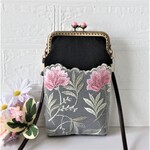 ブラック地にピンクの大きなお花の刺繍チュールレースを使用した、がま口のスマホポシェット
