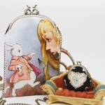 受注製作・お得な2点セット「強大化したアリスとびっくりしたうさぎ！」がま口スマホショルダー（口金12.5）とバッグチャーム