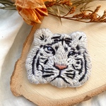 ホワイトタイガーの手刺繍ブローチ/ヘアゴム 