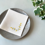 「お急ぎ便」可愛いミモザ｜手刺繍＆手仕立てのソフトリネンハンカチ