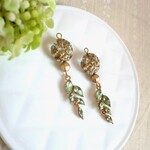 チェコビーズのピアス/イヤリング☆グリーンリーフ