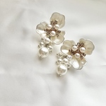 ピアス　イヤリング　大ぶり　揺れる　フラワー　花　ホワイト　パール　じゃらじゃら　結婚式　入学式　成人式　卒業式　ウエディング　ブライダル　花嫁　金アレ対応