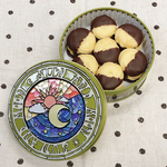 【バレンタイン限定】太陽と月缶　チョコがけ絞りクッキー缶　お菓子のミカタ