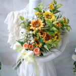 ◆元気いっぱい ひまわり＆カラーのアームブーケ◆クラッチブーケ サンフラワー 花束アレンジ*結婚式 フォトウエディングブーケ サマーインテリア イエロー*アートフラワー 造花