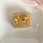黄色のお花ピアス