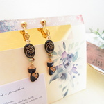 黒猫さんとお花絵オーバルチェコビーズの イヤリングorピアス