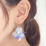 紫陽花とパールのフープピアス 青と紫