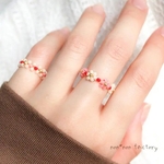 ビーズリング ✧ バレンタイン 苺 ストロベリー 🍓 小さなお花のぷちリング (指輪)