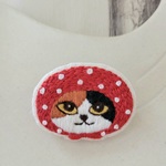 ほっかむり猫刺繍ブローチ（三毛猫）【受注制作】