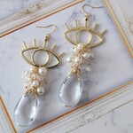 大ぶりの目と大きいキラキラ涙のピアス