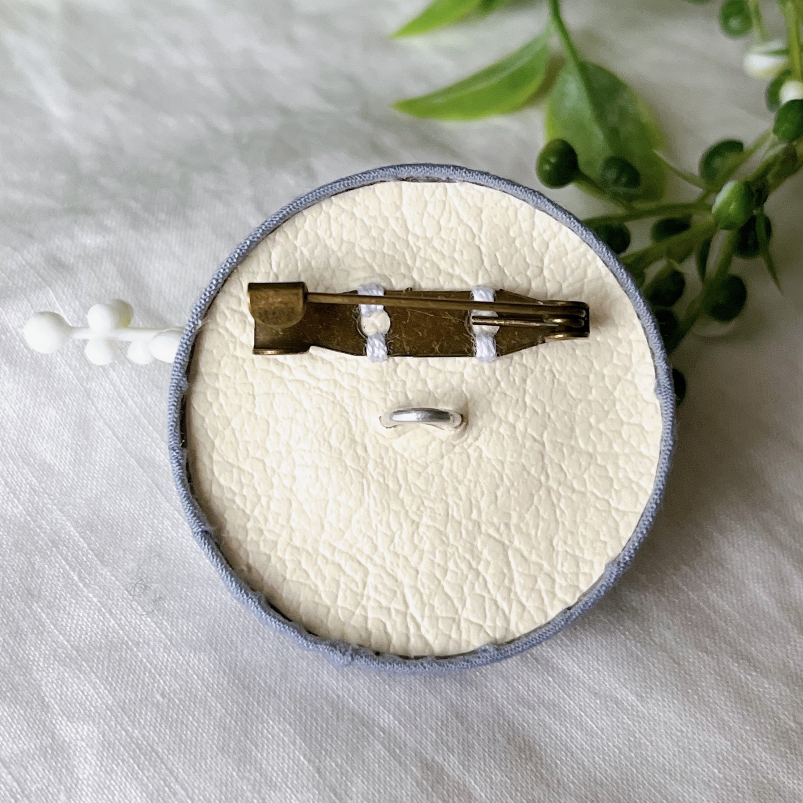 ❁hAnafany❁(専用) くるみボタン　鳥刺繍　ブローチ ❁hAnafany❁(専用)55mm くるみボタン 鳥刺繍 ブローチ