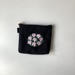 ビオラの刺繡ポーチ