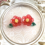 椿風、真っ赤な冬の花の耳飾り イヤリング・ピアス