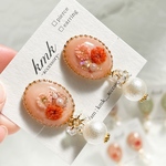 イヤリング　かすみ草　オレンジ　揺れるイヤリング　レジン　レジンイヤリング　レジンアクセサリー　レジンアクセ　ドライフラワー　ドライフラワーイヤリング　ドライフラワーアクセサリー