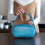 ターコイズブルー・２WAY機能ポシェット◎内装キーホルダー付き・ポケット機能充実しています。