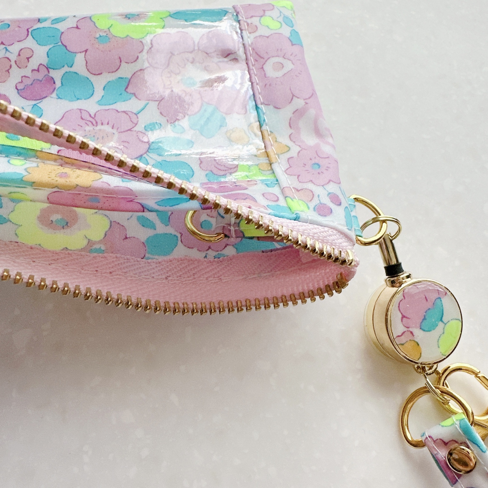 リバティ ラミネート 中身が見えるペンケース  ベッツィ ネオンカラー・OR NEW♡リバティ「ベッツィ 」（イエローネオン）パスケース