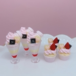 苺ホワイトチョコレートのパルフェとカップケーキのミニチュアピアス/イヤリング