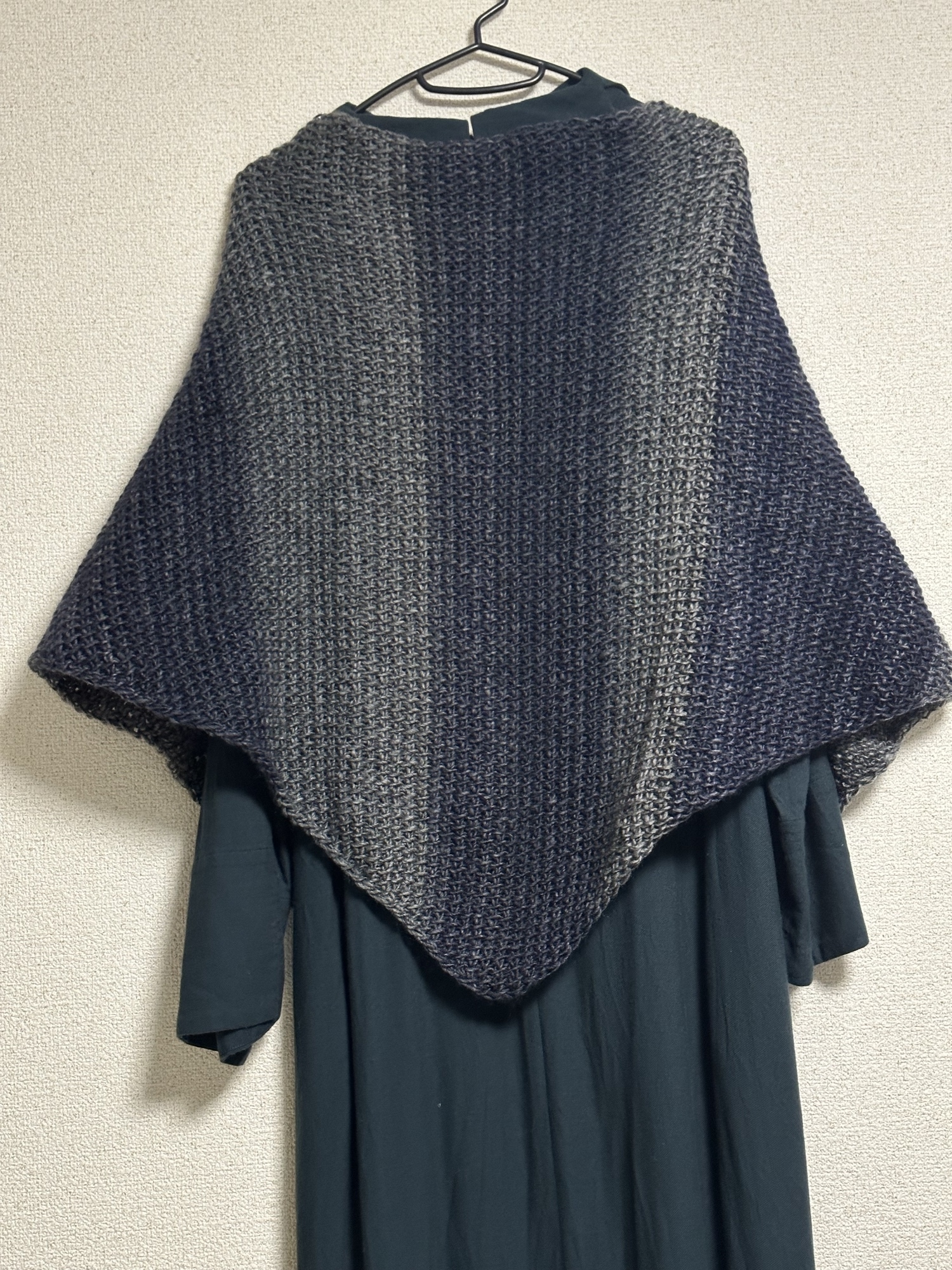 手編み　三角ショール①⓪②　ストール　バレエ　マフラー　ひざ掛け　ハンドメイド 手編みの三角ショール（かぎ針）バレエ＆ヨガの羽織にも granny