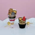 ミルクチョコレートのパルフェと苺チョコレートカップケーキのミニチュアピアス/イヤリング