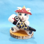 羊毛フェルトの五月人形　鯉のぼりを捕まえたホワイトタイガーくん