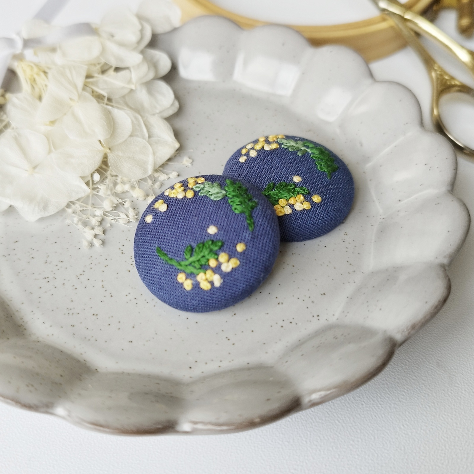 ヘアゴム / ブローチ 】刺繍 くるみボタン ミモザ - Chikuri_to