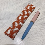 ふわペンのおくるみ（白猫・濃茶）