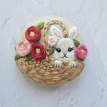 【うさぎと椿の花籠】刺繍 ブローチ 