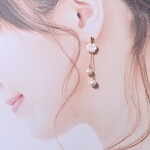 【再販】＊ホワイトシェルフラワーと淡水パールの可憐なピアス＊イヤリングに変更可能＊クリスマス＊6月の誕生石