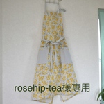【rosehip-tea様専用】エプロン　ミモザの花柄／ロングエブロン　黒地に花柄