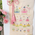 再販(ラスト)【ひな祭り】お花屋さんのタペストリー　ひな祭りタペストリー　ひな壇豪華刺繍　フォトアイテム　季節の壁飾り　バースデーフォト　節句ギフト　　
