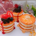 バターがとろけるはちみつパンケーキのバックチャーム　♡新作♡　 誕生日☆フェイクスイーツ☆フェイクパンケーキ☆ホットケーキ☆クレイケーキ