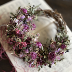 「シュガーレスな春リース♡」とても美しい薔薇と素朴な花材を仲良しにした甘すぎないリースです。見えるベースの蔓を重ねボリューミーなアレンジ部分との統一感を出しました。