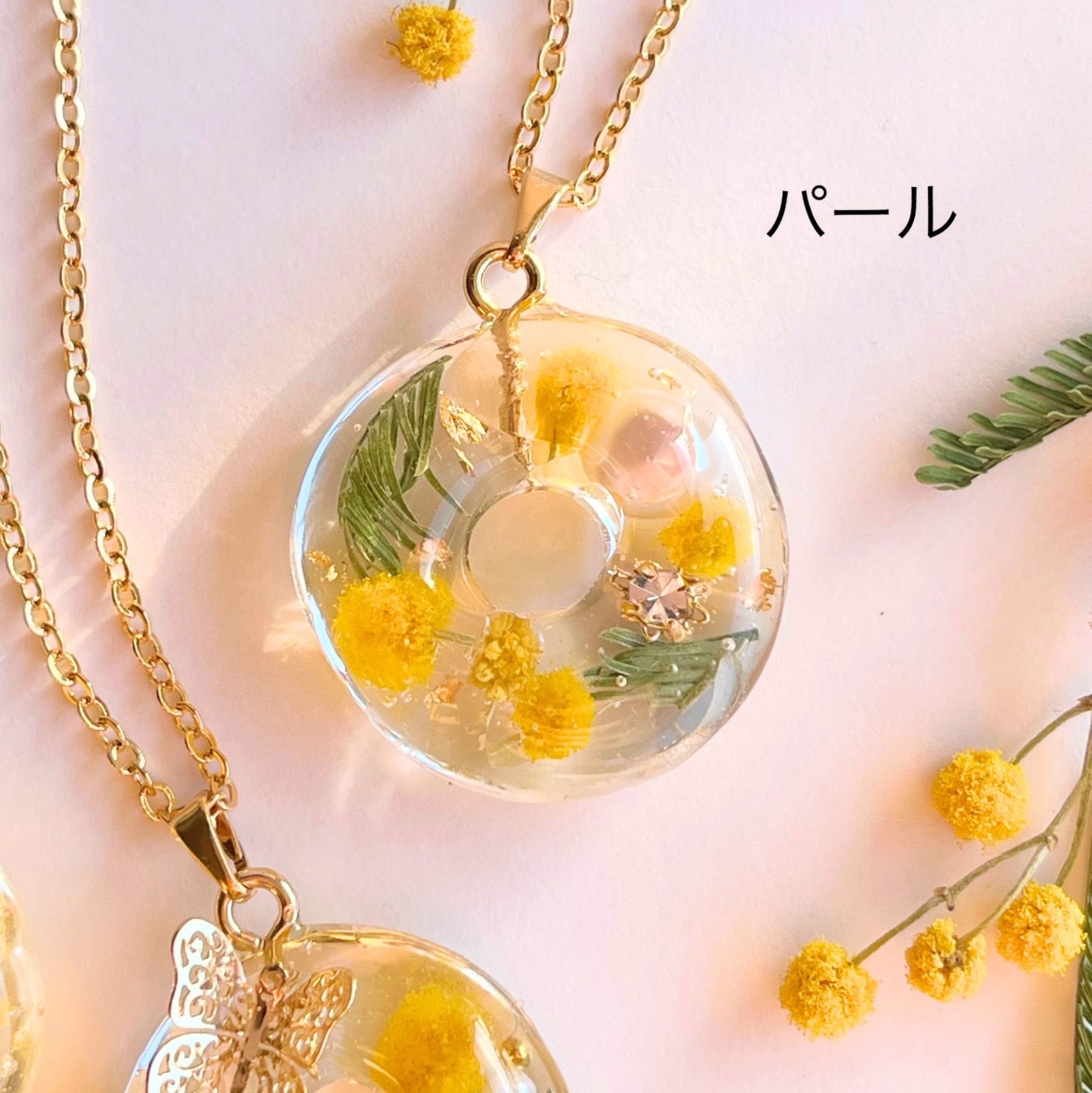 ミモザのドーナツネックレス✨（ 春 ミモザ パール 蝶々 ロング 