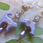 ◇937　ライラックラベンダー　🐱猫とイルカと、ちっちゃなちっちゃなお花のフックピアス🐬💦（ネジ式イヤリング）
