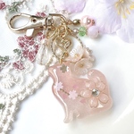 桜舞い散るキーホルダー(猫・お座り見上げ)