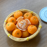 ミニチュアみかん剥きかけ