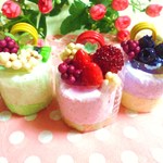 ３種のプチケーキセット☆メモスタンド　苺、キウイ、ブルーベリー