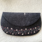 フェルトと花刺繍の小物入れ
